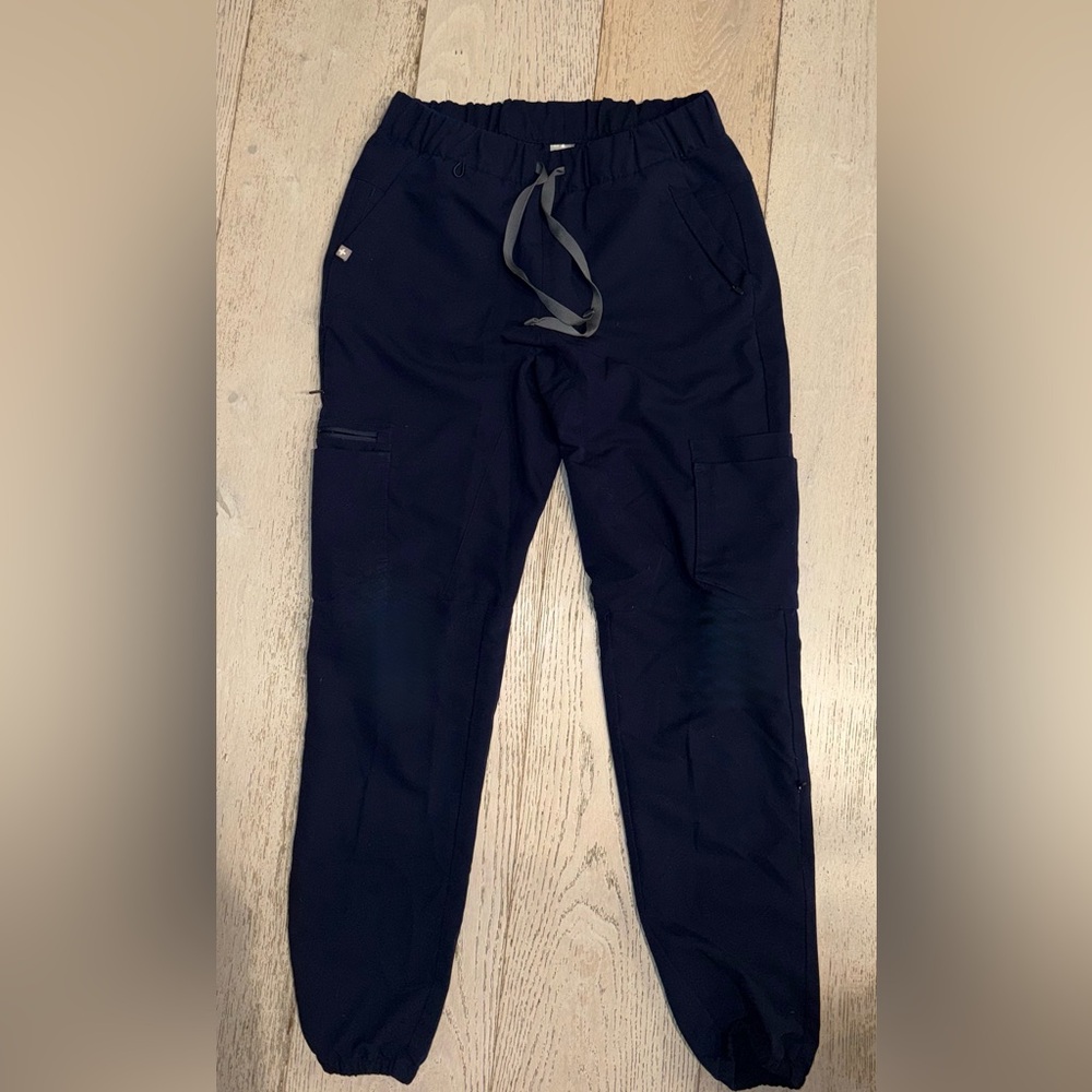 Excellent Figs Limited edition Navy Blue 20 pocket Scrub Joggers Small - Picture 9 of 15